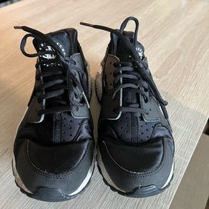 Black/white huaraches